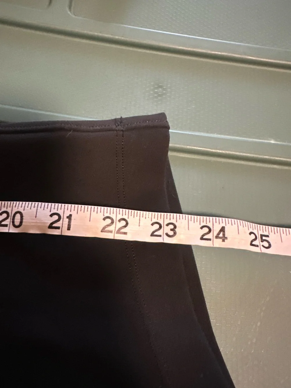 Lululemon On The Fly Crop *Woven 23"
Black W6AVMS size 6 - Picture 4 of 7